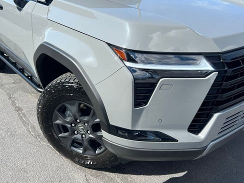 Used 2024 Lexus GX 550 AWD/4WD image 2