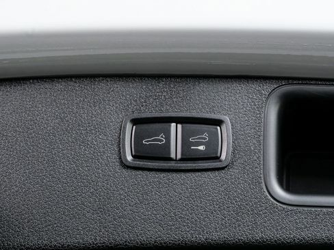 New 2026 Porsche Macan AWD image 33