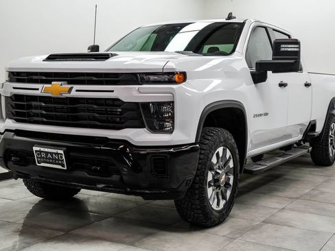 Used 2024 Chevrolet Silverado 2500 Custom w/ Custom Value Package AWD/4WD image 6