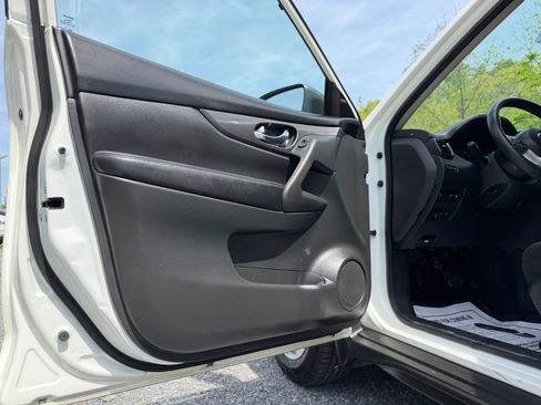 Used 2018 Nissan Rogue SV AWD/4WD image 38