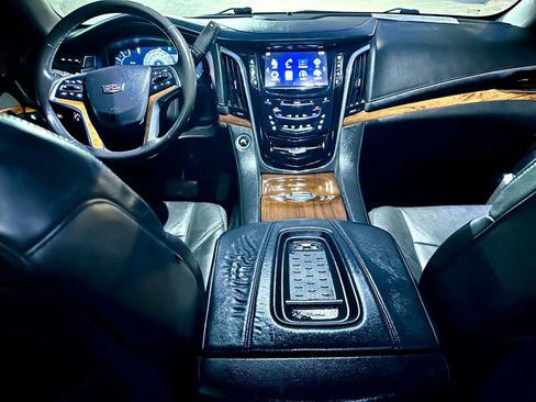 Used 2016 Cadillac Escalade ESV Luxury image 30