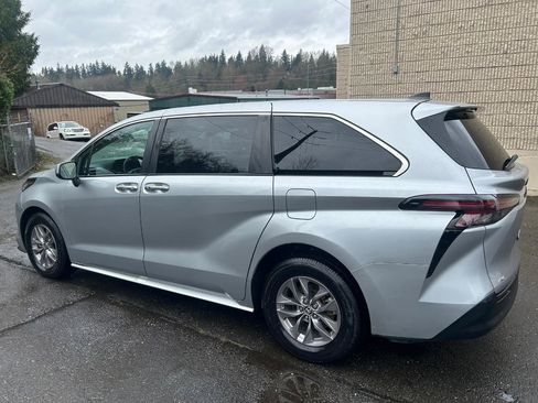 Used 2023 Toyota Sienna XLE AWD/4WD image 7