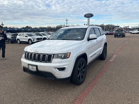 Used 2017 Jeep Grand Cherokee Laredo image 3