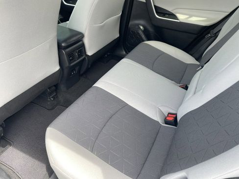 Used 2020 Toyota RAV4 XLE w/ Convenience Package FWD image 12