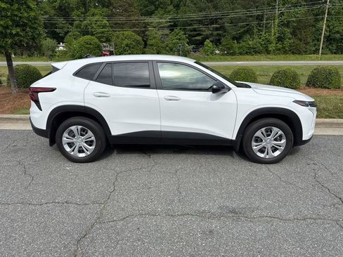 Used 2024 Chevrolet Trax LS w/ Driver Confidence Package FWD image 5