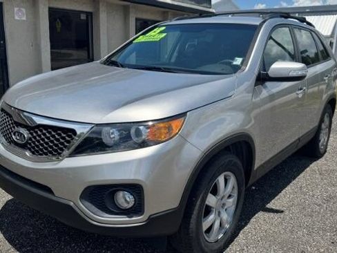 Used 2013 Kia Sorento LX w/ Convenience Pkg FWD image 2