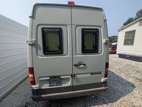 Used 2005 Freightliner Sprinter 2500 RWD image 8