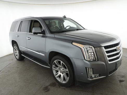 Used 2019 Cadillac Escalade Luxury image 3