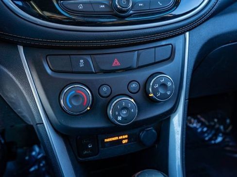 Used 2020 Chevrolet Trax LT w/ LT Convenience Package image 28