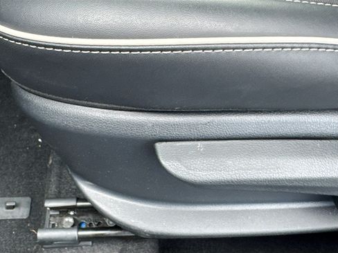 Used 2023 Hyundai Venue Limited FWD image 20