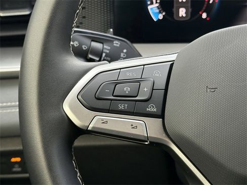 Certified 2025 Volkswagen Tiguan SE image 11