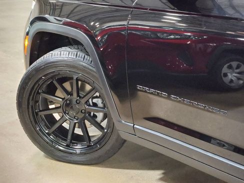 Used 2023 Jeep Grand Cherokee L Limited w/ Black Appearance Package RWD image 23