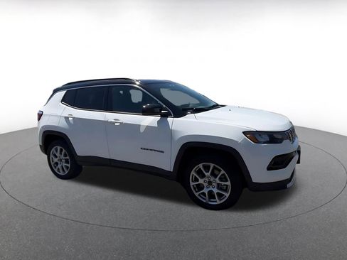 Used 2025 Jeep Compass Limited AWD/4WD image 2