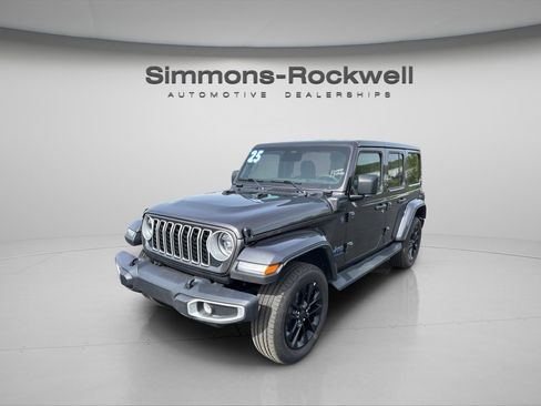 Used 2025 Jeep Wrangler Unlimited Sahara AWD/4WD image 1
