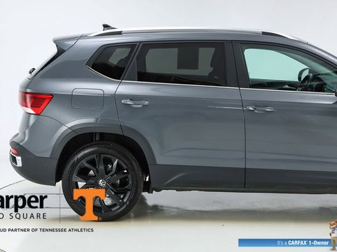 Used 2023 Volkswagen Taos SE w/ Panoramic Sunroof Package FWD image 11