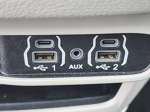 Certified 2024 Chrysler Pacifica Limited FWD image 10