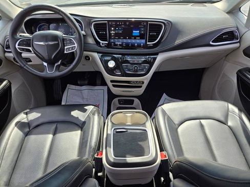 Used 2023 Chrysler Pacifica Touring-L FWD image 12