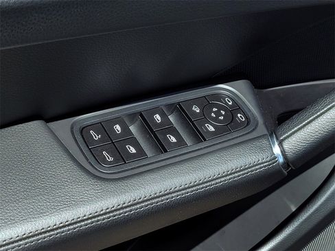 Used 2022 Porsche Cayenne w/ Premium Package image 10