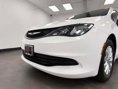Used 2017 Chrysler Pacifica Touring w/ Tire & Wheel Group FWD image 14