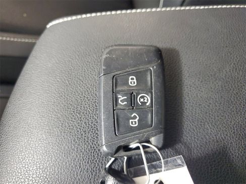 Used 2023 Volkswagen Tiguan SE R-Line image 28