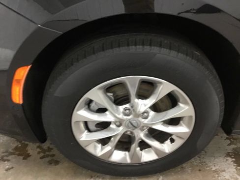 Used 2023 Chrysler Pacifica Touring-L AWD/4WD image 4