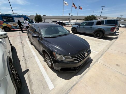 Used 2018 Volkswagen Passat 2.0T S w/ Driver Assistance Package FWD image 2