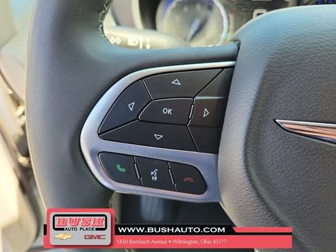 Used 2024 Chrysler Pacifica Touring-L FWD image 21