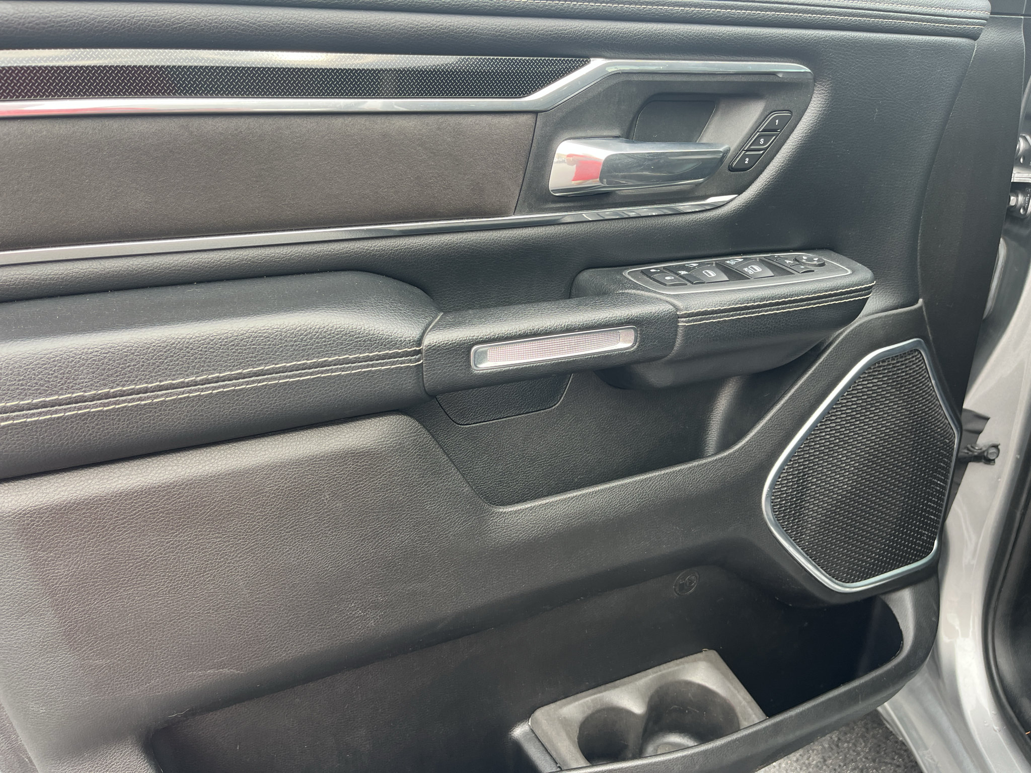 Used 2022 RAM 1500 Laramie w/ Sport Appearance Package AWD/4WD image 14