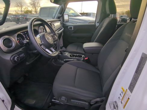 Used 2019 Jeep Wrangler Unlimited Sahara image 12