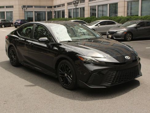 Used 2025 Toyota Camry SE w/ Multimedia Upgrade Package FWD image 1
