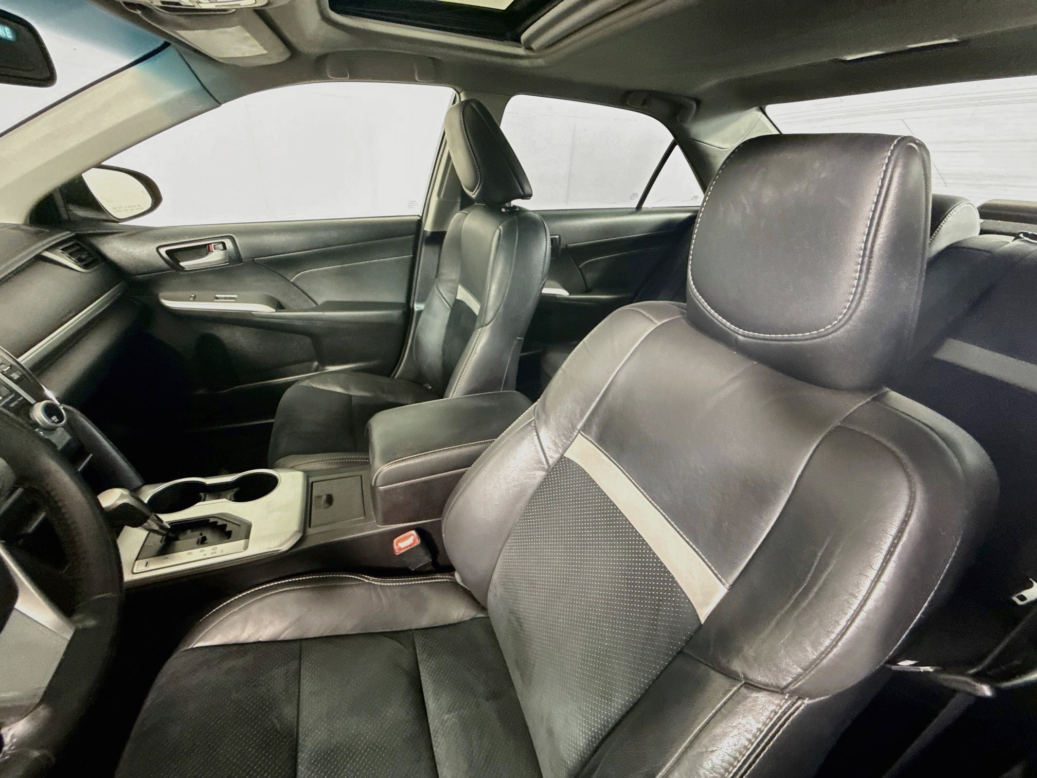 Used 2014 Toyota Camry SE w/ Leather Package FWD image 18