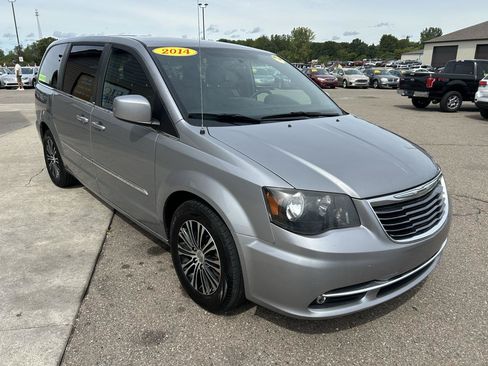 Used 2014 Chrysler Town & Country S FWD image 3