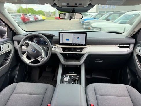 Used 2025 Ford Explorer Active AWD/4WD image 2