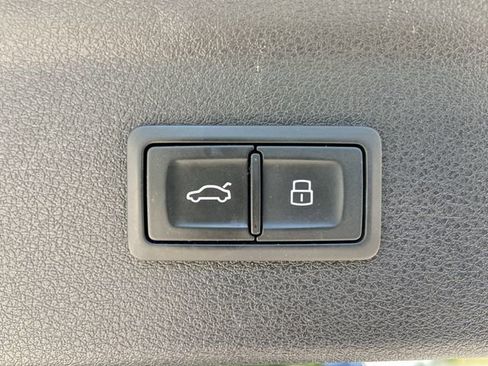 Used 2018 Audi Q3 2.0T Premium Plus w/ Premium Plus Package AWD/4WD image 32