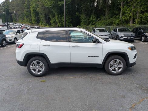 Used 2024 Jeep Compass Latitude AWD/4WD image 3