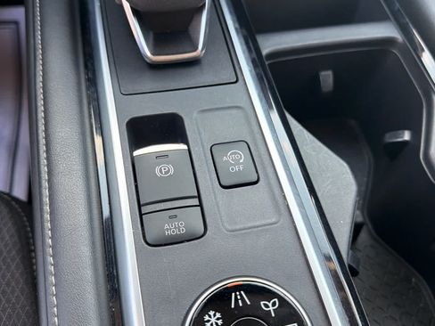 Used 2023 Nissan Pathfinder SV AWD/4WD image 17