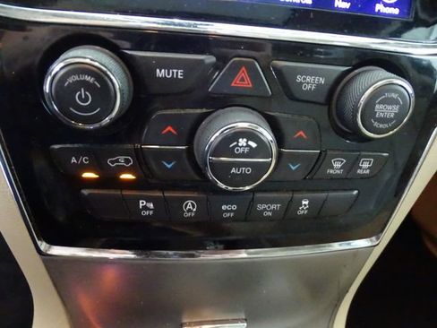 Used 2019 Jeep Grand Cherokee Limited AWD/4WD image 14