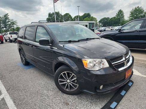 Used 2017 Dodge Grand Caravan SXT FWD image 3
