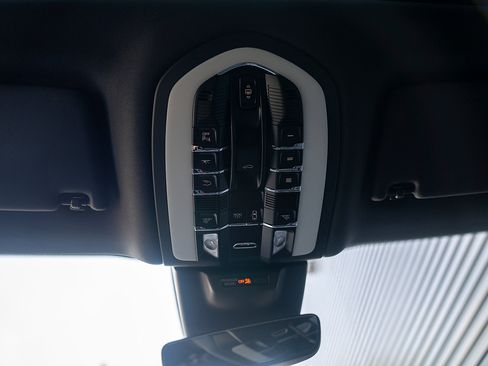 Used 2026 Porsche Macan AWD/4WD image 10