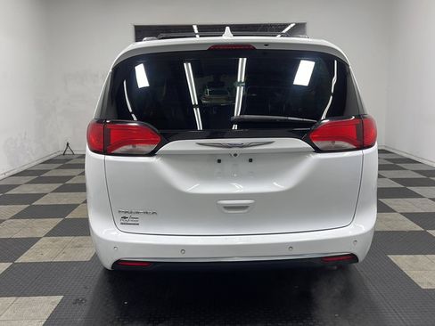 Used 2020 Chrysler Pacifica Touring-L FWD image 17
