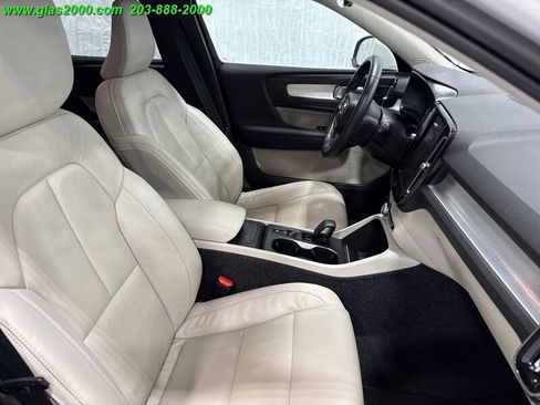 Used 2022 Volvo XC40 T5 Momentum image 5