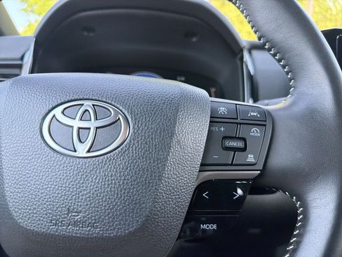 Used 2025 Toyota Camry SE FWD image 11