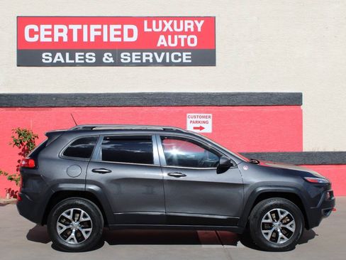 Used 2015 Jeep Cherokee Trailhawk w/ Comfort/Convenience Group AWD/4WD image 2