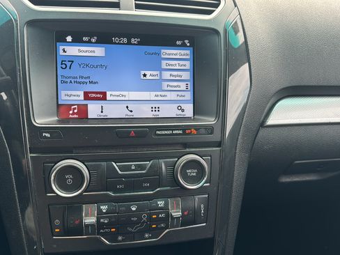 Used 2017 Ford Explorer XLT w/ Equipment Group 202A AWD/4WD image 14