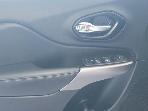 Used 2022 Jeep Cherokee Latitude Lux w/ Mopar Interior Package image 8