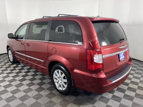 Used 2014 Chrysler Town & Country Touring FWD image 8