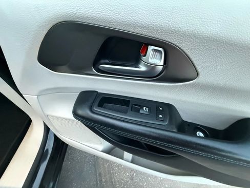 Used 2021 Chrysler Pacifica Touring-L image 28