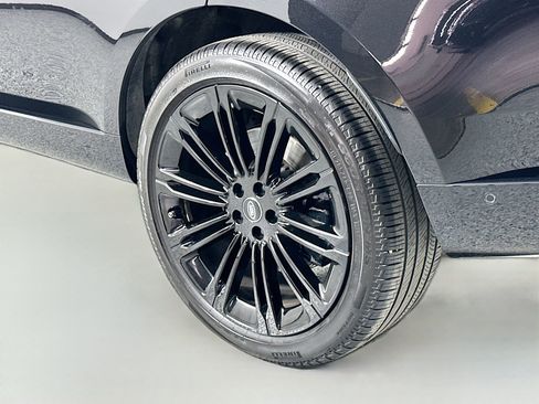 Certified 2025 Land Rover Range Rover SE image 10