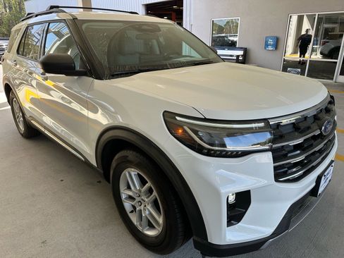 Used 2025 Ford Explorer Active w/ Active Comfort Package image 8