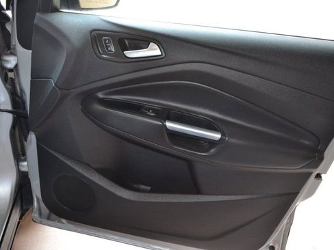 Used 2017 Ford Escape SE image 32